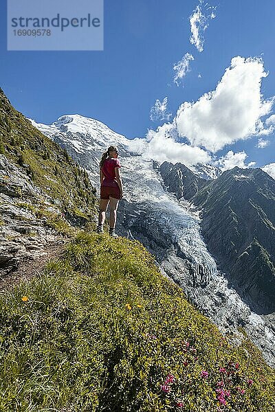 Wanderin blickt auf Berglandschaft  Ausblick auf Gletscher Glacier de Taconnaz  Wanderung La Jonction  Chamonix  Haute-Savoie  Frankreich  Europa