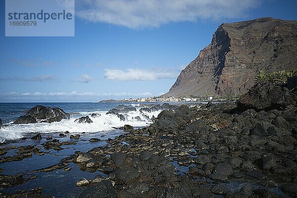 Felsige Küste  hinten Ortschaft La Playa  Valle Gran Rey  La Gomera  Kanaren  Spanien  Europa