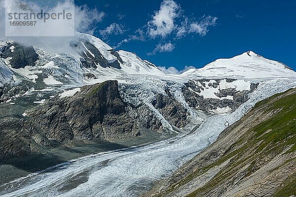 Blick auf den Gletscher Pasterze am Fuße des Großglockner  Berg  Alpen  Nationalpark Hohe Tauern  Österreich  Europa