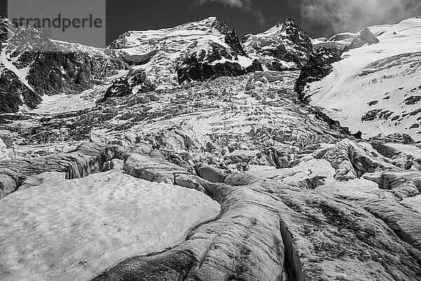Schwarz-Weiß  La Jonction  Gletscherzunge  Glacier des Bossons trifft auf Glacier de Taconnaz  Gipfel des Mont Maudit  Mont Blanc und Aiguille de Bionnassay  Chamonix  Haute-Savoie  Frankreich  Europa