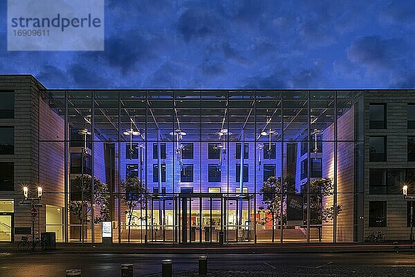 Beleuchtete Fassade der Bezirksregierung Münster zur blauen Stunde  Münster  Nordrhein-Westfalen  Deutschland  Europa
