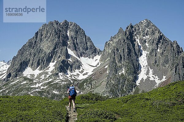 Wanderin auf Wanderweg zum Aiguillette des Posettes  hinten Gipfel des Aiguille du Bélvèdere und Aoguille de la Floria  Chamonix  Haute-Savoie  Frankreich  Europa