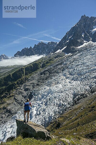 Wanderin vor Gletscherzunge  Glacier des Bossons  links Gipfel des Aiguille du Midi  Chamonix  Haute-Savoie  Frankreich  Europa