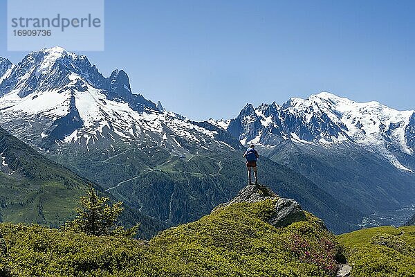 Wanderin steht auf Felsen  Bergpanorama vom Aiguillette des Posettes  links Gipfel des Aiguille Verte (rechts) Aiguille du Midi und Mont Blanc  Chamonix  Haute-Savoie  Frankreich  Europa