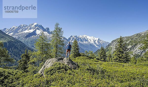 Wanderin Blickt auf Bergpanorama vom Aiguillette des Posettes  Gipfel Aiguille Verte  Aiguille du Midi und Mont Blanc  Chamonix  Haute-Savoie  Frankreich  Europa