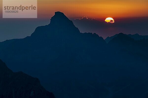 Dramatischer Sonnenuntergang mit Gipfel des Hochvogels  Elmen  Allgäuer Alpen  Außerfern  Tirol  Österreich  Europa