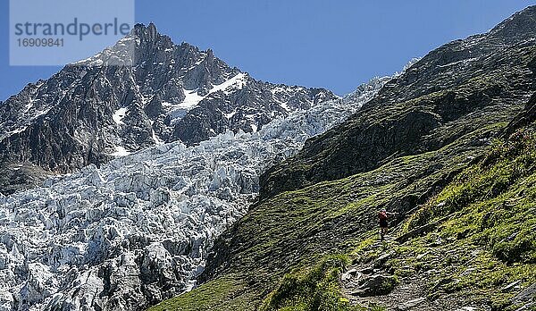 Wanderin auf Wanderweg  Wanderweg La Jonction  Gletscher Glacier des Bossons  Gipfel des Aiguille du Midi  Chamonix  Haute-Savoie  Frankreich  Europa