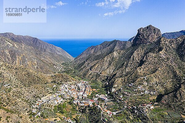 Dorf Vallehermoso und Berg Roque Cano  Drohnenaufnahme  La Gomera  Kanaren  Spanien  Europa