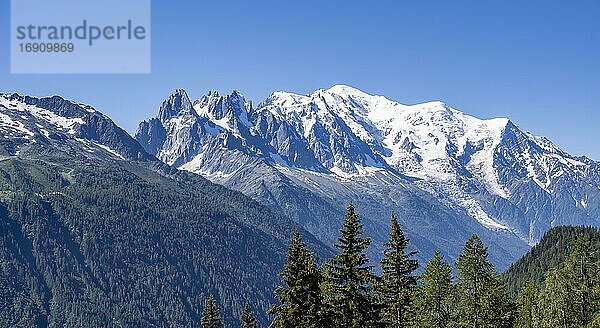 Aiguille du Midi und Mont Blanc mit Gletscher Glacier des Bossons  Chamonix  Haute-Savoie  Frankreich  Europa