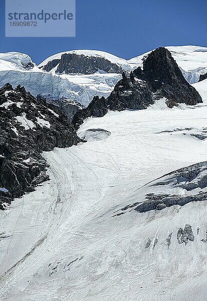 Refuge des Grands Mulets  Berghütte über La Jonction  Gletscherzunge  Glacier des Bossons  hinten Mont Blanc  Chamonix  Haute-Savoie  Frankreich  Europa