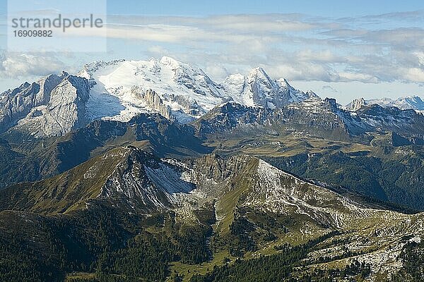 Aussicht vom Lagazuoi  2778 m  Falzarego-Pass  hinten Marmolata Gletscher  Dolomiten  Italien  Europa