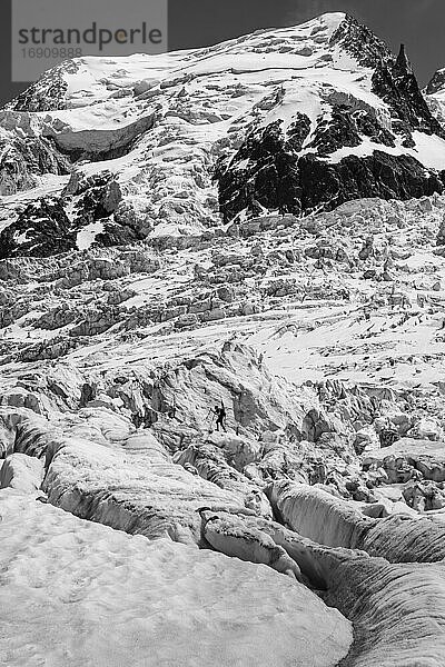 Schwarz-Weiß  La Jonction  Gletscherzunge  Glacier des Bossons trifft auf Glacier de Taconnaz  Gipfel des Mont Maudit  Mont Blanc und Aiguille de Bionnassay  Chamonix  Haute-Savoie  Frankreich  Europa