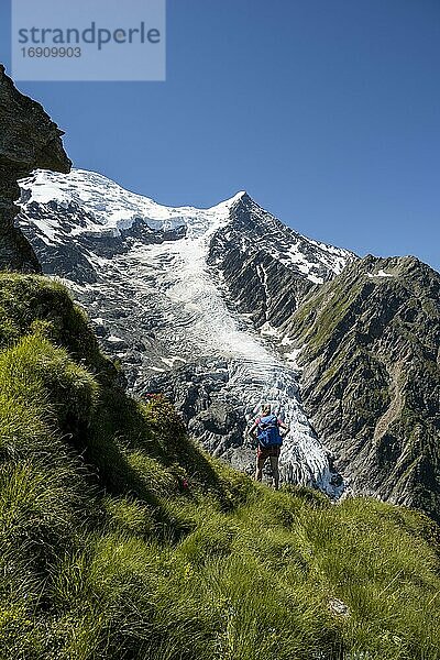 Wanderin vor Bergen  Wanderweg La Jonction  Gletscher Glacier de Taconnaz  Gipfel des Mont Blanc und Aiguille de Bionnassay  rechts Mont Blanc  Chamonix  Haute-Savoie  Frankreich  Europa