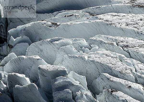 Gletschereis mit Gletscherspalten  Gletscherzunge  Glacier des Bossons  La Jonction  Chamonix  Haute-Savoie  Frankreich  Europa