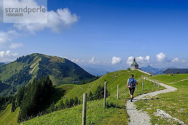 Wanderer vor dem Wallbergkirchlein Heilig Kreuz  Wallbergkirche auf Wallberg  Oberbayern  Bayern  Deutschland  Europa