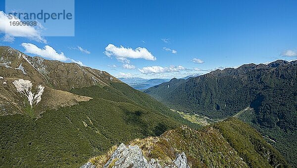 Ausblick auf Kepler Mountains  am Wanderweg Kepler Track  Great Walk  Fiordland National Park  Southland  Neuseeland  Ozeanien