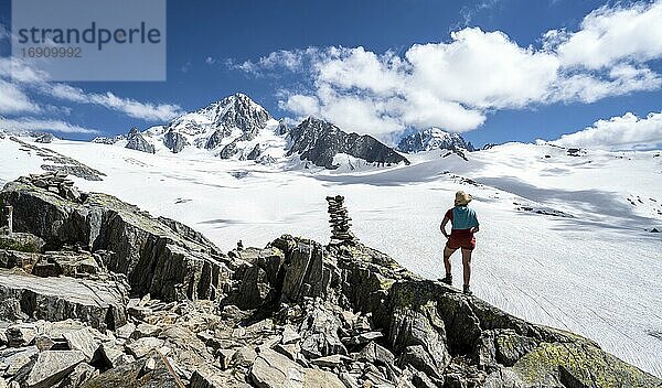 Wanderin steht vor Gletscher  Glacier du Tour  Gletscher und Berggipfel  Hochalpine Landschaft  links Aiguille du Chardonnet  Chamonix  Haute-Savoie  Frankreich  Europa
