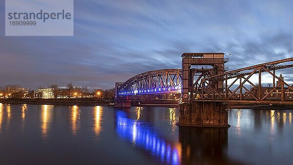 Beleuchtete Hubbrücke über die Elbe  denkmalgeschützt  Magdeburg  Sachsen-Anhalt  Deutschland  Europa