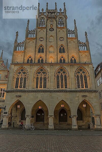 Historisches Rathaus in der Abendbeleuchtung  1150?1200  Wiederaufbau 1950?58  Münster  Nordrhein-Westfalen  Deutschland  Europa