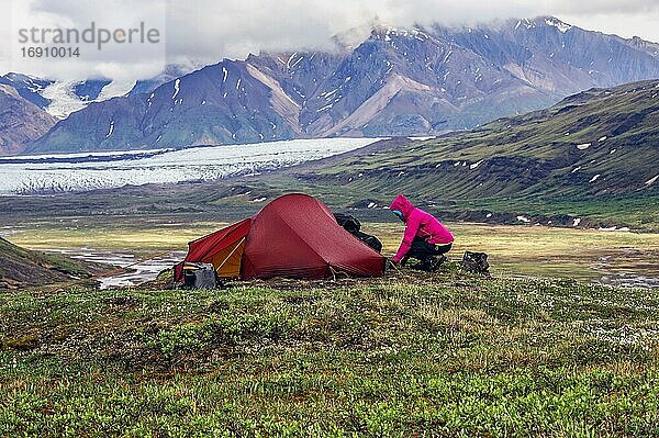 Frau neben Zelt  Wrangell St. Elias Mountains  hinten Russell Glacier  Alaska  USA  Nordamerika