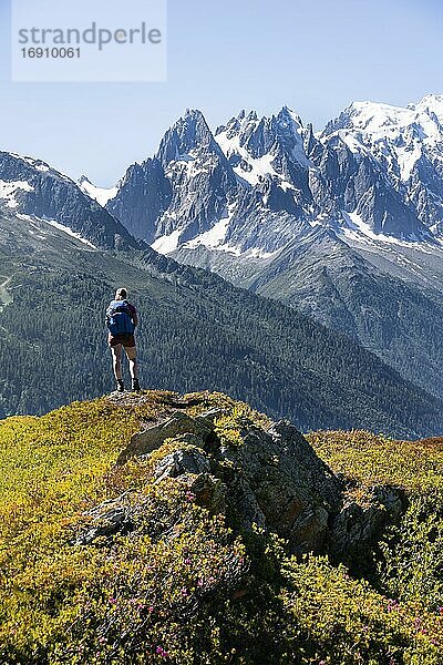Wanderin blickt auf Bergpanorama vom Aiguillette des Posettes  Aiguille du Midi und Mont Blanc  Chamonix  Haute-Savoie  Frankreich  Europa