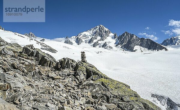 Steinmännchen am Wanderweg  Glacier du Tour  Gletscher und Berggipfel  Hochalpine Landschaft  links Aiguille du Chardonnet  Chamonix  Haute-Savoie  Frankreich  Europa