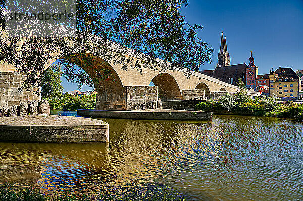 Steinerne Brücke mit Dom St. Peter und dem Stadtbild von Regensburg  Bayern  Deutschland |Stone Bridge (Steinerne Brucke) with cityscape and Saint Peters cathedral of Regensburg  UNESCO World Heritage Site  Bavaria  Germany|