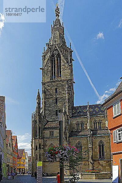 Fußgängerzone  Marienkirche  Kirchbrunnen