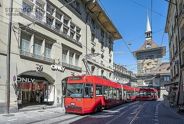 Tram fährt in Berner Altstadt  hinten Uhrturm Zytglogge  Innere Stadt  Bern  Kanton Bern  Schweiz  Europa