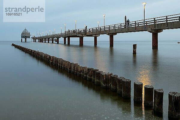 Seebrücke mit Tauchgondel  Ostseebad Zingst  Mecklenburg-Vorpommern  Deutschland  Europa