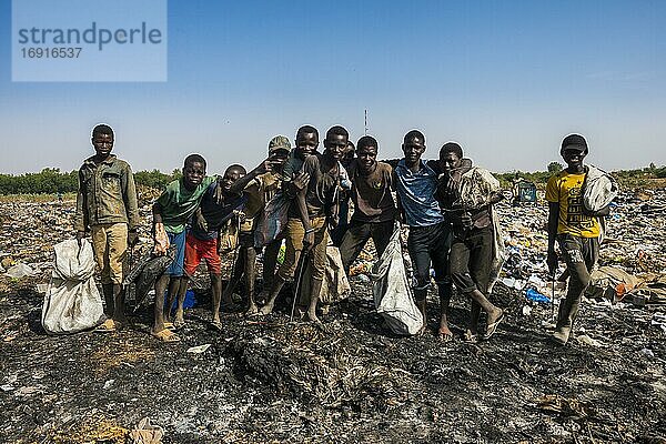 Einheimische Jungen posieren auf einer Müllhalde  Kinderarbeit  Niamey  Niger  Afrika