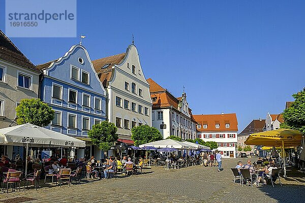 Barocke Giebelhäuser  Marktplatz mit Restaurants  Günzburg  Schwaben  Bayern  Deutschland  Europa