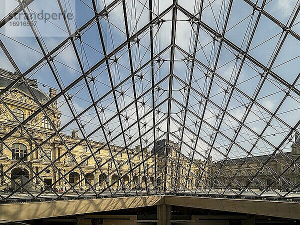Innenansicht Museum (Musee) du Louvre  Museum  Paris  Ile de France  Frankreich  Europa