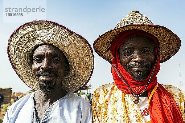 Porträt von zwei freundlichen Peul-Männern  Niger  Afrika