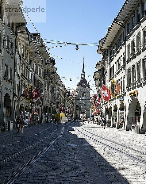 Flaggen an Häuserzeile in der Berner Altstadt  hinten Uhrturm Zytglogge  Innere Stadt  Bern  Kanton Bern  Schweiz  Europa