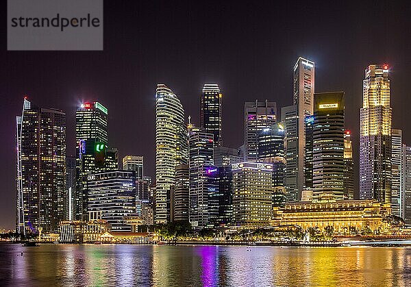 Hochhäuser  Skyline  Nachtaufnahme  Marina Bay Reservoir  Singapur  Asien