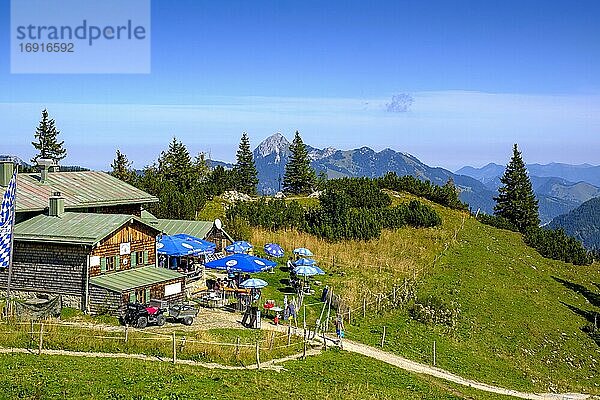 Taubensteinhaus  dahinter Wendelstein  Spitzingseegebiet  Alpen  Mangfallgebirge  Oberbayern  Bayern  Deutschland  Europa