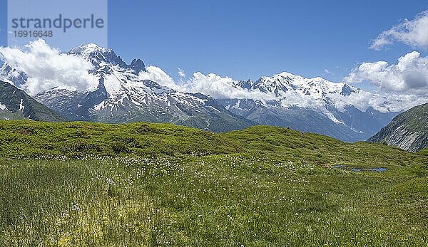 Kleiner (rechts) Bergsee am Aiguilette des Posettes  links Aiguille de Chardonnet Aiguille Verte  Chamonix  Haute-Savoie  Frankreich  Europa