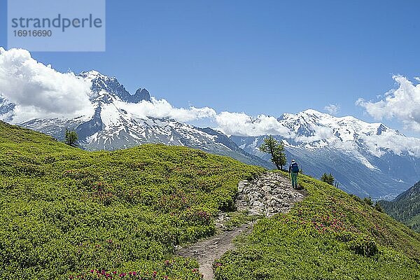 Wanderin auf Wanderweg  Aiguilette des Posettes  hinten Berggipfel Aiguille de Chamois und Aiguille de Praz-Torrent  Chamonix  Haute-Savoie  Frankreich  Europa