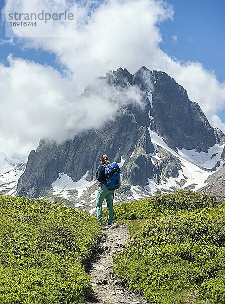 Wanderin auf Wanderweg  Aiguilette des Posettes  hinten Berggipfel Aiguille de Chamois und Aiguille de Praz-Torrent  Chamonix  Haute-Savoie  Frankreich  Europa