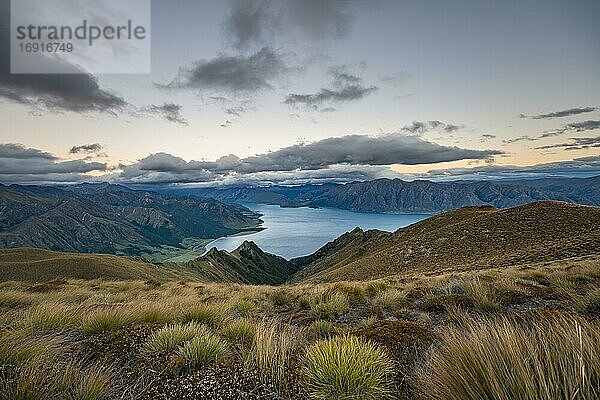 Blick auf Lake Hawea bei Sonnenuntergang  See und Berglandschaft  Ausblick vom Isthmus Peak  Wanaka  Otago  Südinsel  Neuseeland  Ozeanien