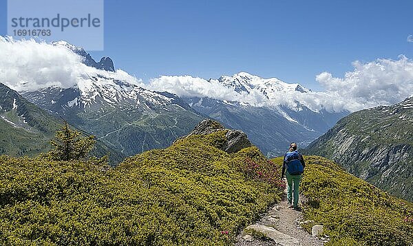 Wanderin auf Wanderweg zum Aiguilette des Posettes  Gipfel des Aiguille du Midi und Mont Blanc  Chamonix  Haute-Savoie  Frankreich  Europa