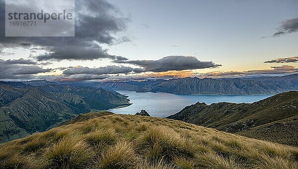 Blick auf Lake Hawea bei Sonnenuntergang  See und Berglandschaft  Ausblick vom Isthmus Peak  Wanaka  Otago  Südinsel  Neuseeland  Ozeanien