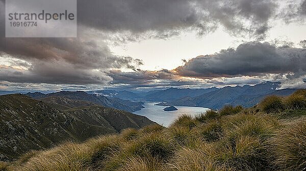 Blick auf Lake Wanaka bei Sonnenuntergang  See und Berglandschaft  Ausblick vom Isthmus Peak  Wanaka  Otago  Südinsel  Neuseeland  Ozeanien