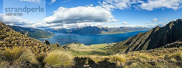 Blick auf Lake Hawea  See und Berglandschaft  Ausblick vom Isthmus Peak  Panoramabild  Wanaka  Otago  Südinsel  Neuseeland  Ozeanien