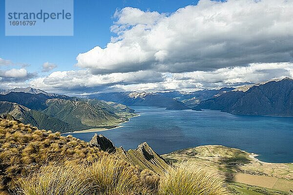 Blick auf Lake Hawea  See und Berglandschaft  Ausblick vom Isthmus Peak  Wanaka  Otago  Südinsel  Neuseeland  Ozeanien