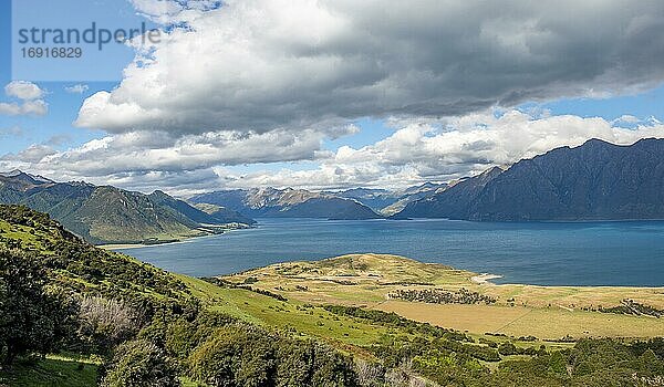 Blick auf Lake Hawea  See und Berglandschaft  Ausblick vom Wanderweg zum Isthmus Peak  Wanaka  Otago  Südinsel  Neuseeland  Ozeanien