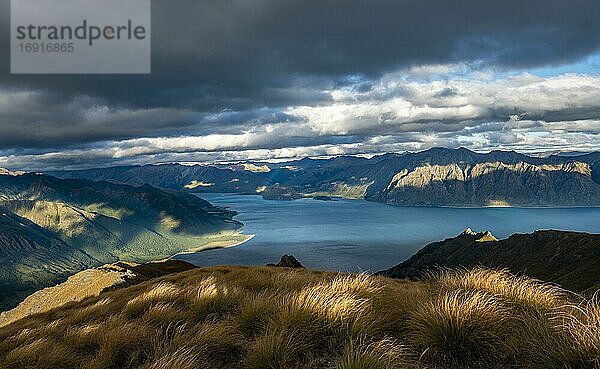 Blick auf Lake Hawea  See und Berglandschaft im Abendlicht  Ausblick vom Isthmus Peak  Wanaka  Otago  Südinsel  Neuseeland  Ozeanien