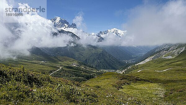 Blick vom Col de Balme  Aiguille du Midi und Mont Blanc  Chamonix  Haute-Savoie  Frankreich  Europa