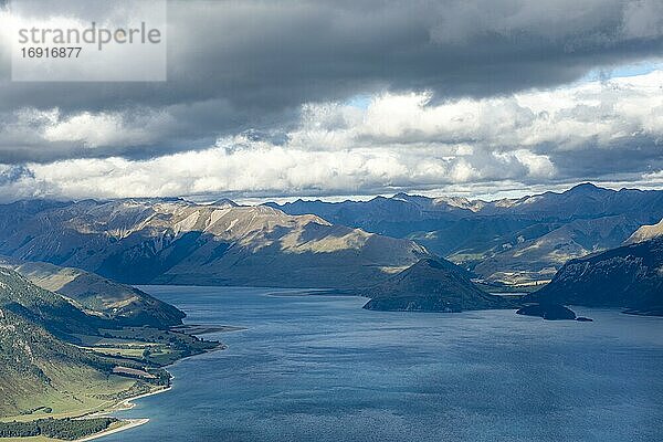 Blick auf Lake Hawea  See und Berglandschaft  Ausblick vom Isthmus Peak  Wanaka  Otago  Südinsel  Neuseeland  Ozeanien